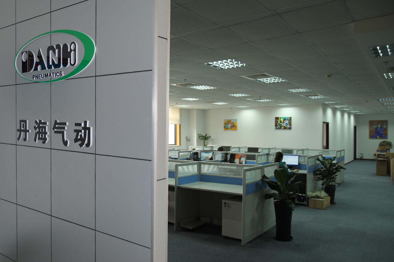 公司办公图片.jpg